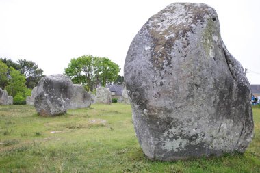 Fransa 'nın Brittany bölgesinde Carnac taşlarının tarih öncesi görüntüsü