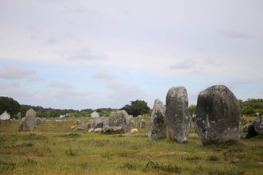 Fransa 'nın Brittany bölgesinde Carnac taşlarının tarih öncesi görüntüsü