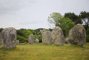 Fransa 'nın Brittany bölgesinde Carnac taşlarının tarih öncesi görüntüsü