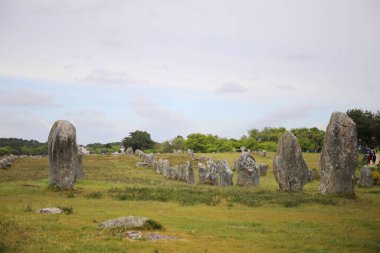 Fransa 'nın Brittany bölgesinde Carnac taşlarının tarih öncesi görüntüsü