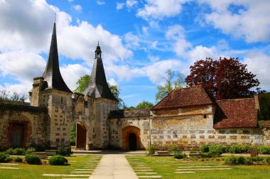 Normandiya 'daki Bec-Hellouin Ortaçağ köyündeki çok eski bir manastır.