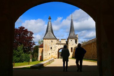 Normandiya 'daki Bec-Hellouin Ortaçağ köyündeki çok eski bir manastır.