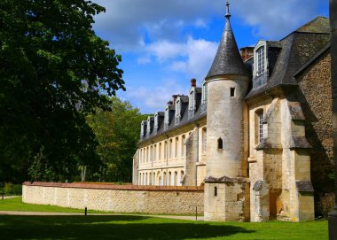 Normandiya 'daki Bec-Hellouin Ortaçağ köyündeki çok eski bir manastır.