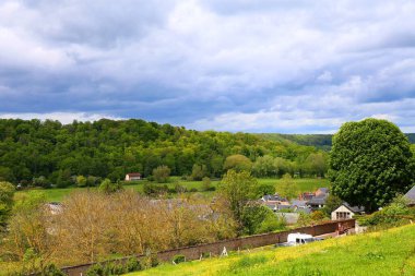 Normandiya 'daki Bec-Hellouin köyünün yakınlarındaki yemyeşil bahçeler ve tarlalar.