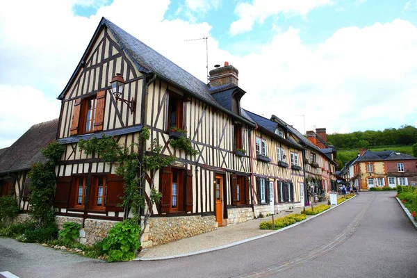 位于法国诺曼底地区的中世纪村庄Bec Hellouin的木材建筑 — 图库照片