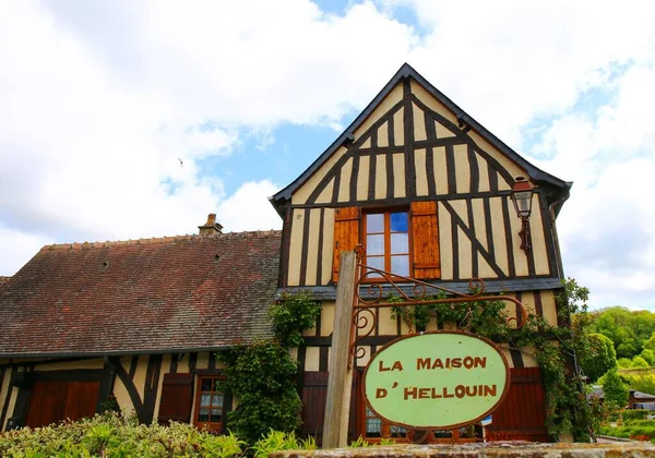 位于法国诺曼底地区的中世纪村庄Bec Hellouin的木材建筑 — 图库照片