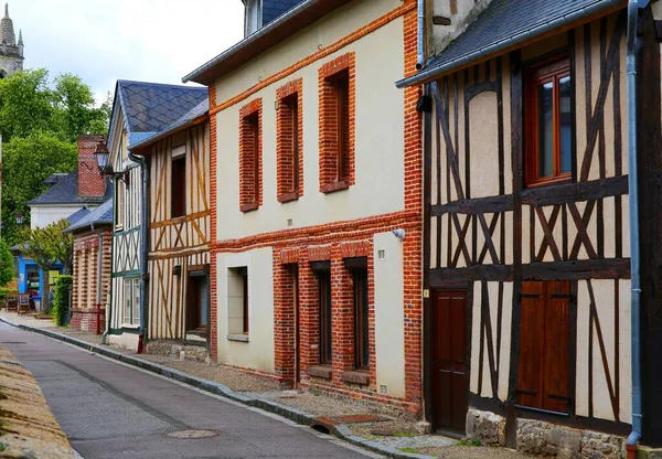 フランスのノルマンディー地方に位置する中世の村ベクヘロワの木造建築 — ストック写真