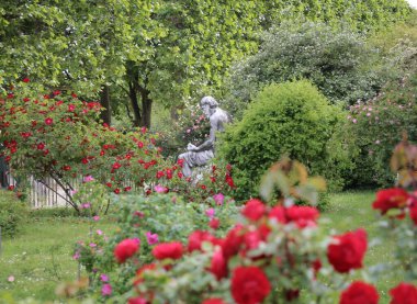 Paris 'teki Jardin des Plates parkında düşünen adamlar.