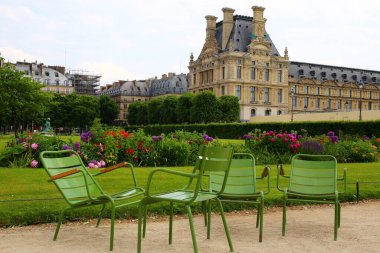 Yeşil sandalyeli, çiçekli ve çeşmeli rahatlatıcı Tuileries Parkı