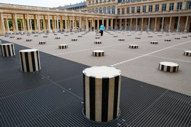 Colonnes de Buren, Paris 'teki saray sarayı yakınlarında.