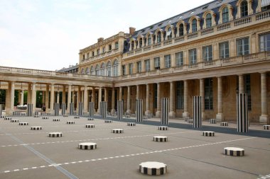 Colonnes de Buren, Paris 'teki saray sarayı yakınlarında.