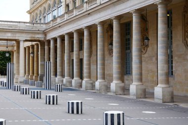 Colonnes de Buren, Paris 'teki saray sarayı yakınlarında.