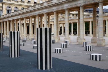 Colonnes de Buren, Paris 'teki saray sarayı yakınlarında.