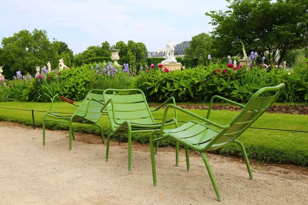 Relaksujący Park Tuileries Zielonymi Krzesłami Kwiatami Fontannami — Zdjęcie stockowe