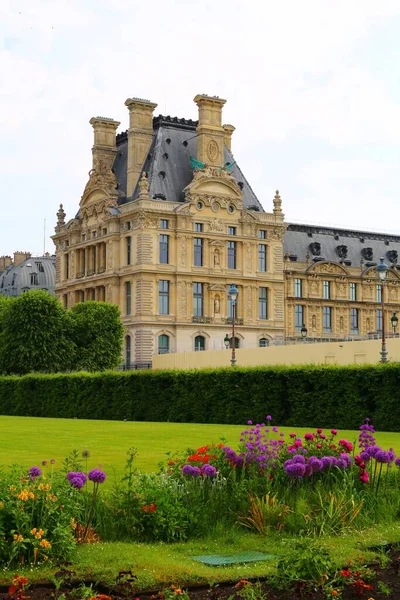 巴黎市中心美丽的郁郁葱葱的杜伊勒里花园 — 图库照片