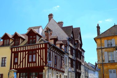 Fransa 'nın kuzeyindeki Le-de-France bölgesindeki Seine-et-Marne bölgesinde bulunan büyüleyici Moret-sur-Loing köyü.