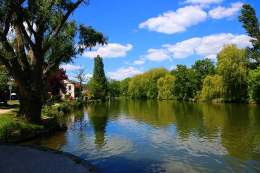 Fransa 'nın kuzeyindeki Le-de-France bölgesindeki Seine-et-Marne bölgesinde bulunan büyüleyici Moret-sur-Loing köyü.