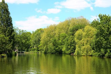 Fransa 'nın kuzeyindeki Le-de-France bölgesindeki Seine-et-Marne bölgesinde bulunan büyüleyici Moret-sur-Loing köyü.