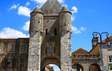 Fransa 'nın kuzeyindeki Le-de-France bölgesindeki Seine-et-Marne bölgesinde bulunan büyüleyici Moret-sur-Loing köyü.