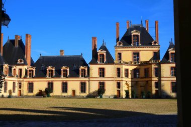 Fontainebleau 'nun ortaçağ kalesinin manzarası