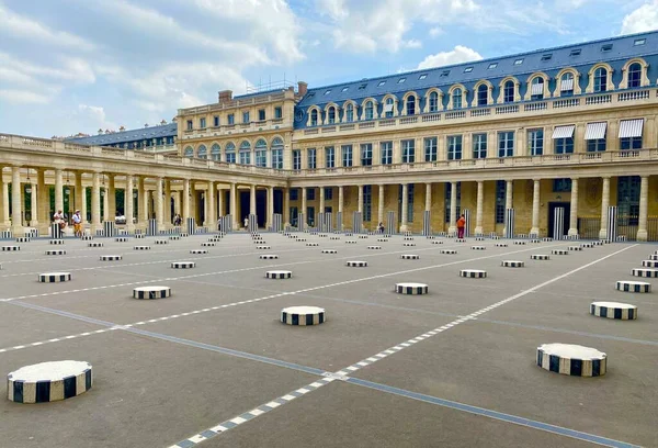 Paris 'teki Palais-Royal' de Buren Sütunları