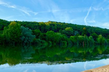 Paris 'in dışındaki Seine nehrinin sakin akışı