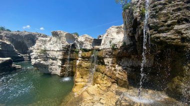 Fransa 'nın güneyindeki La Roque Sur Ceze' de doğal havuzları ve kanyonları olan güzel nehir.