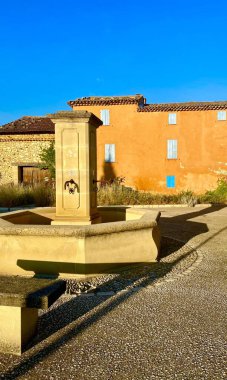 Luberon 'daki Saint Saturnin les Apt' in merkezi.