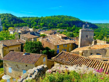 Luberon 'daki eski Saignon köyünün güzel çatıları