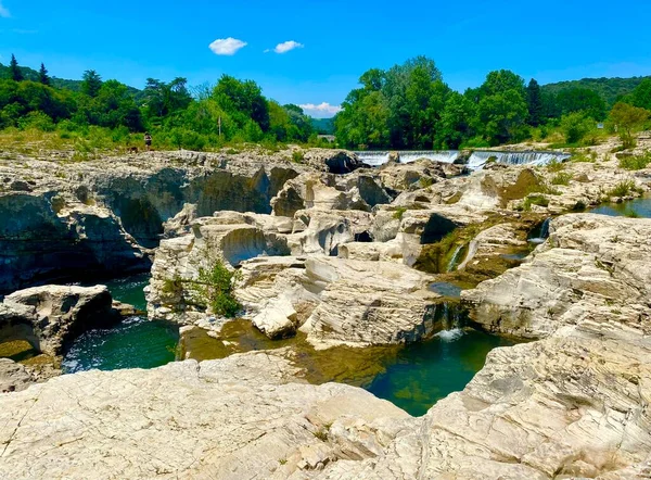 フランス南部のLa Roque Sur Cezeにある美しい川 — ストック写真