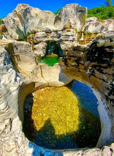 Красивая Река Естественными Бассейнами Каньонами Рок Сюр Сезе Юге Франции — стоковое фото