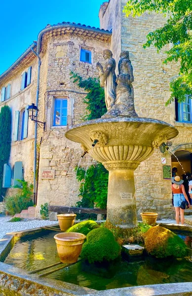 卢贝隆迷人的Saignon村美丽的喷泉 — 图库照片