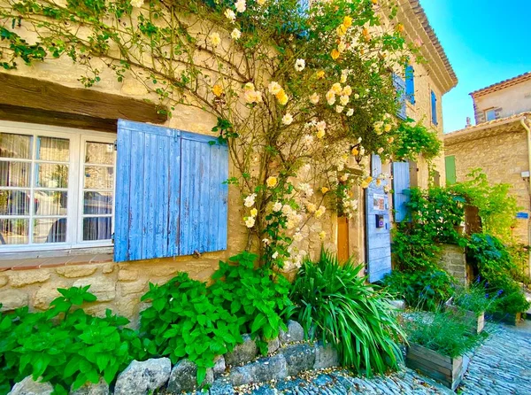 Das Schöne Haus Mit Fensterläden Und Rosen Ansouis — Stockfoto