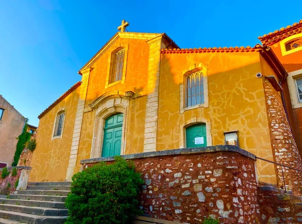 Die Orangefarbene Kirche Über Dem Dorf Roussillon — Stockfoto