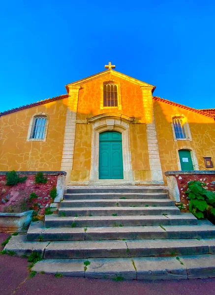 Chiesa Arancione Cima Villaggio Roussillon — Foto Stock