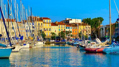 Fransa 'nın güneşli şehri La Seyne sur Mer' in manzarası