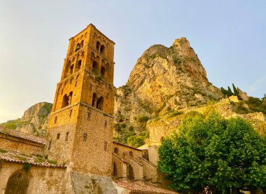 Güzel ortaçağ köyü Moustiers Sainte Marie, Fransa