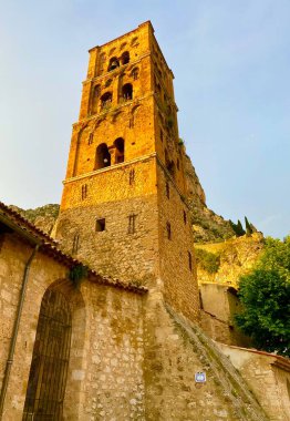 Güzel ortaçağ köyü Moustiers Sainte Marie, Fransa