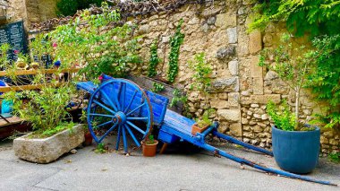 Moustiers 'de bir barın yanındaki eski bir at arabası.