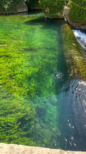 南フランスのフォンテーヌ ヴォークルスにある美しい川の組織 — ストック写真