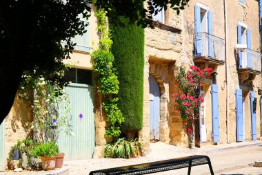 Provence 'deki güzel Ansouis köyünde güneşli bir gün.