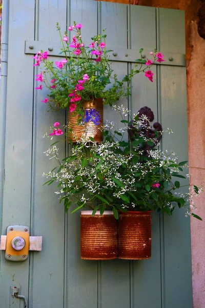 Vasi Fiori Sulla Porta Saignon — Foto Stock