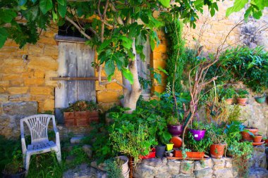 Provence 'deki büyüleyici Ansouis köyü.
