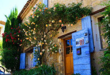 Provence 'deki büyüleyici Ansouis köyü.