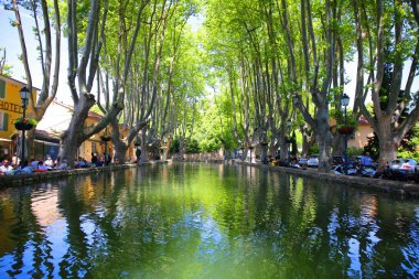 Provence 'deki Cucuron köyünün büyüleyici merkezi.