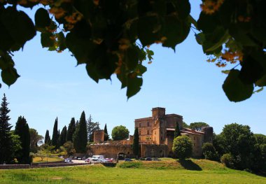 Provence 'deki Luberon bölgesinin büyüleyici ortaçağ köyü Lourmarin.