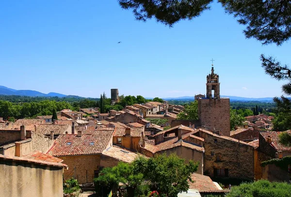 Provence 'deki büyüleyici Cucuron köyünün manzarası
