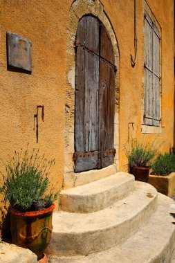 Provence 'deki Luberon bölgesinin büyüleyici ortaçağ köyü Lourmarin.