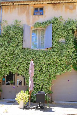 Provence 'deki Luberon bölgesinin büyüleyici ortaçağ köyü Lourmarin.