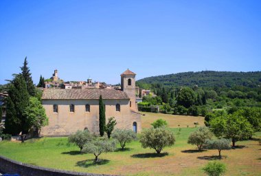 Provence 'deki Luberon bölgesinin büyüleyici ortaçağ köyü Lourmarin.